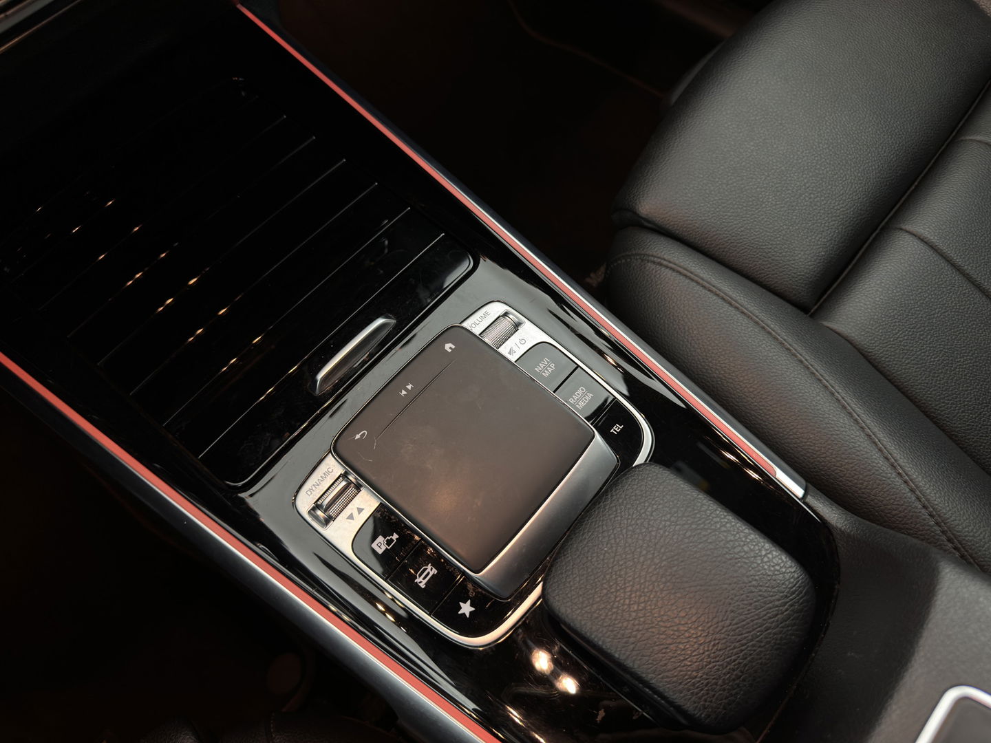Mercedes-Benz GLB 180 d Business Solution Luxury [ 7-Pers. ] Aut. *LUXURY-LEATHER | FULL-LED | AMBIENT-LIGHT | WIDESCREEN-COCKPIT | HEATED-COMFORTSEATS | CAMERA | DAB+ | NAVI-FULLMAP | ECC | PDC | CRUISE | 18''ALU*