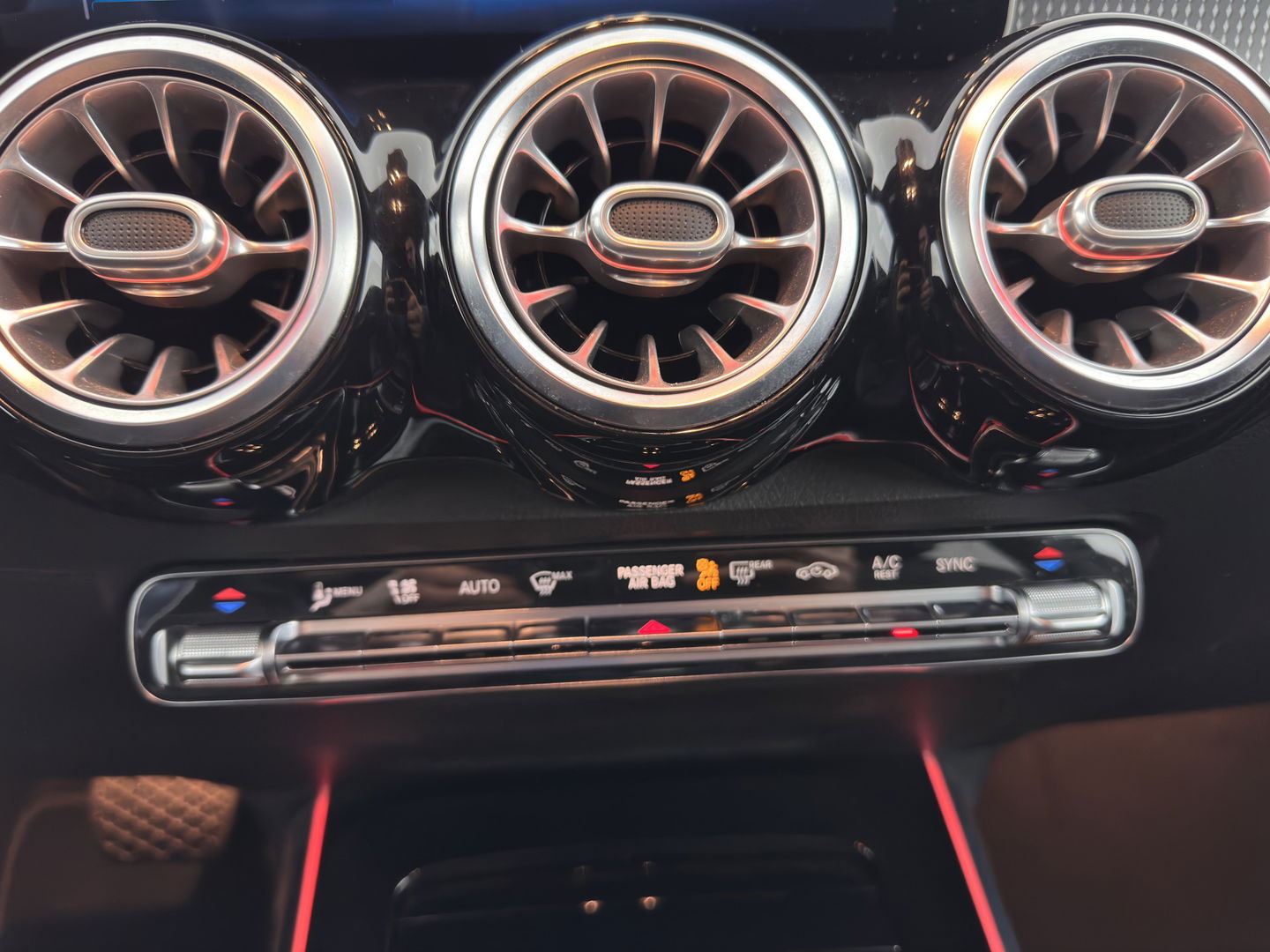 Mercedes-Benz GLB 180 d Business Solution Luxury [ 7-Pers. ] Aut. *LUXURY-LEATHER | FULL-LED | AMBIENT-LIGHT | WIDESCREEN-COCKPIT | HEATED-COMFORTSEATS | CAMERA | DAB+ | NAVI-FULLMAP | ECC | PDC | CRUISE | 18''ALU*