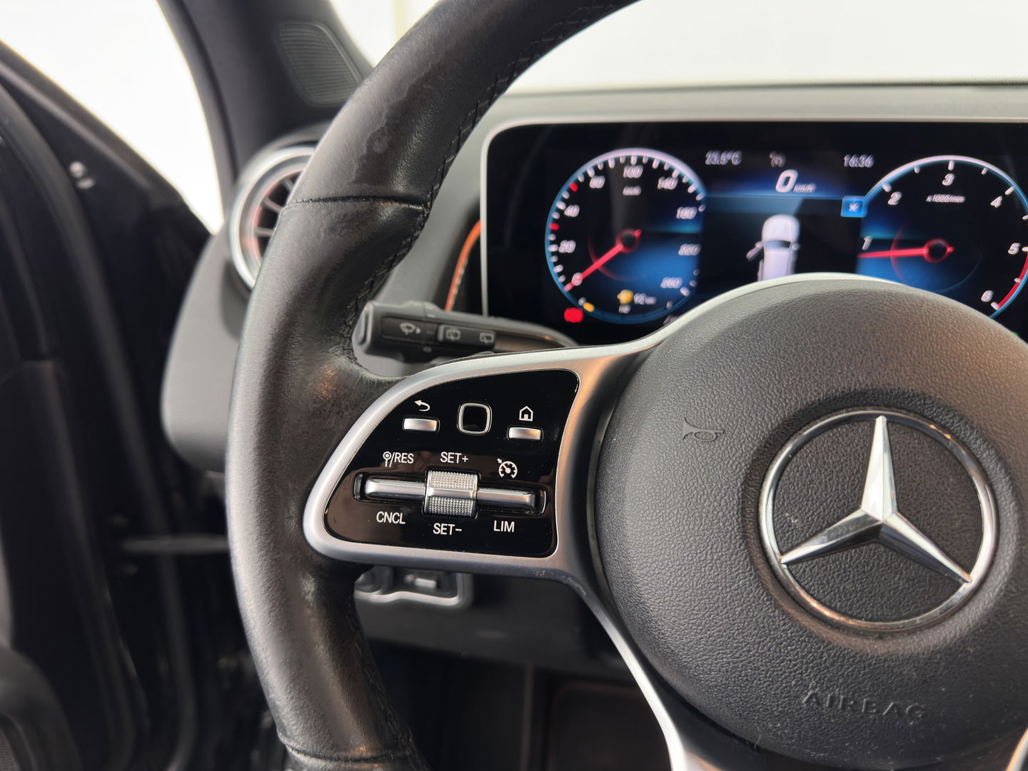 Mercedes-Benz GLB 180 d Business Solution Luxury [ 7-Pers. ] Aut. *LUXURY-LEATHER | FULL-LED | AMBIENT-LIGHT | WIDESCREEN-COCKPIT | HEATED-COMFORTSEATS | CAMERA | DAB+ | NAVI-FULLMAP | ECC | PDC | CRUISE | 18''ALU*