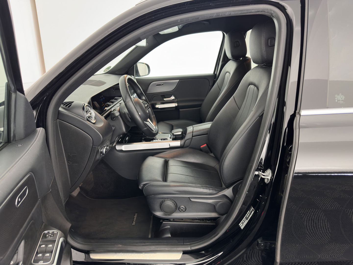 Mercedes-Benz GLB 180 d Business Solution Luxury [ 7-Pers. ] Aut. *LUXURY-LEATHER | FULL-LED | AMBIENT-LIGHT | WIDESCREEN-COCKPIT | HEATED-COMFORTSEATS | CAMERA | DAB+ | NAVI-FULLMAP | ECC | PDC | CRUISE | 18''ALU*