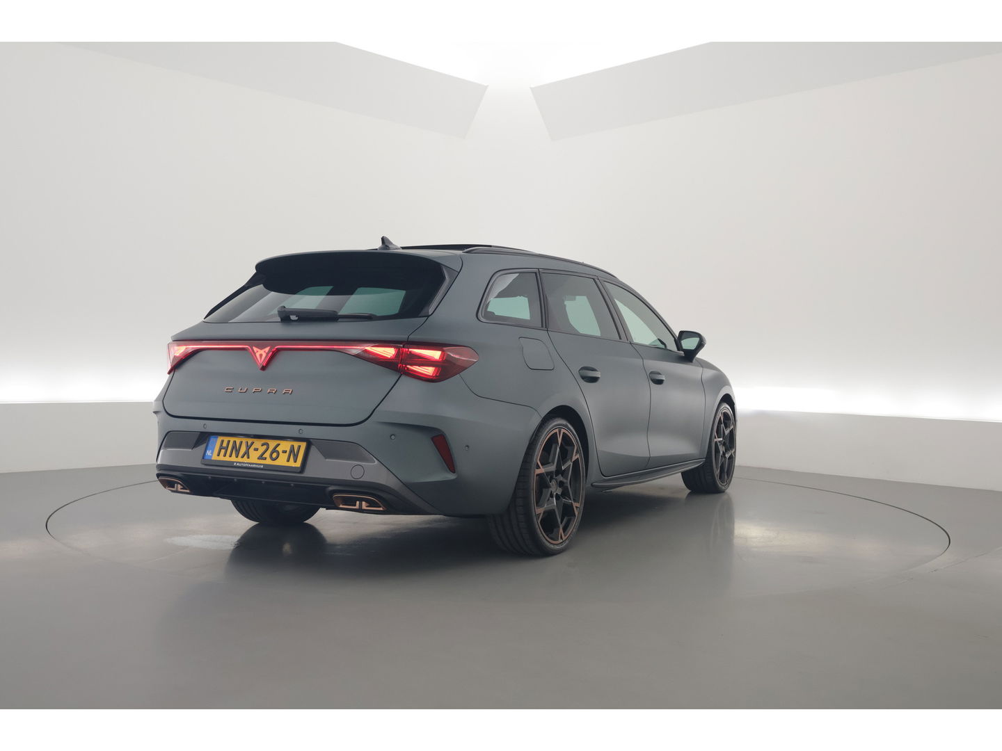 CUPRA Leon Sportstourer 1.5 TSI e-Hybrid VZ 272pk | MAT Grijs | Pano | Sennheiser | Adapt. Cruise | Matrix LED | Camera | Keyless |
