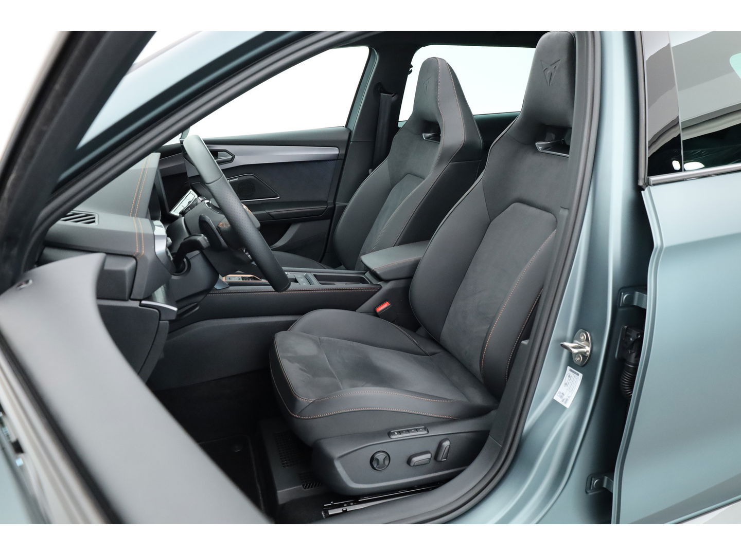 CUPRA Leon Sportstourer 1.5 TSI e-Hybrid VZ 272pk | MAT Grijs | Pano | Sennheiser | Adapt. Cruise | Matrix LED | Camera | Keyless |