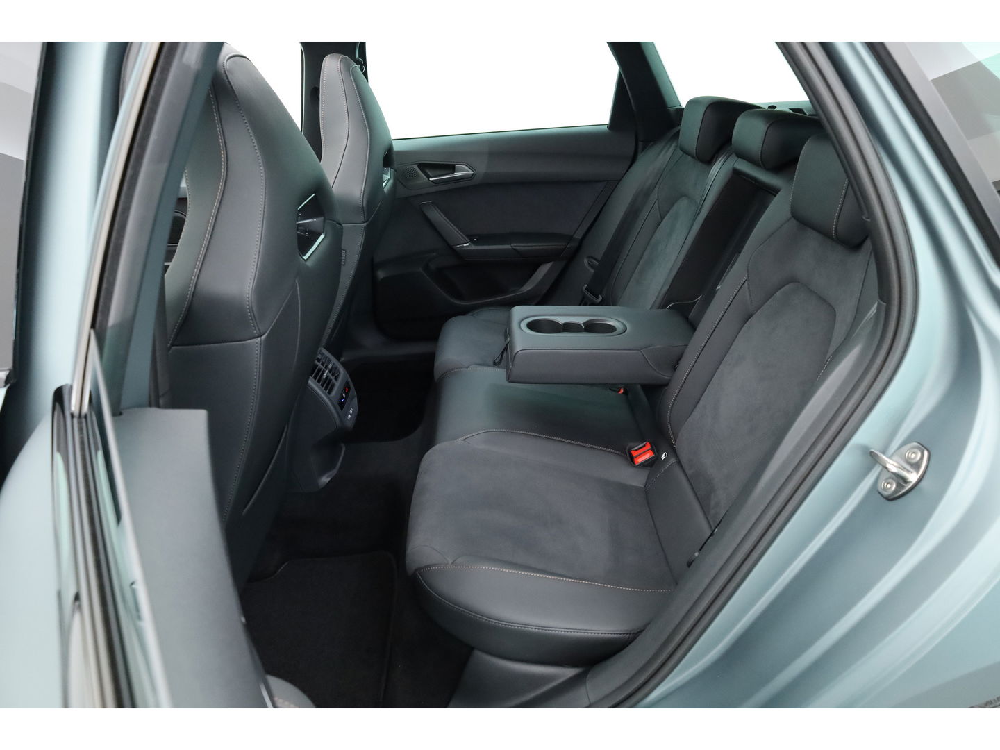 CUPRA Leon Sportstourer 1.5 TSI e-Hybrid VZ 272pk | MAT Grijs | Pano | Sennheiser | Adapt. Cruise | Matrix LED | Camera | Keyless |