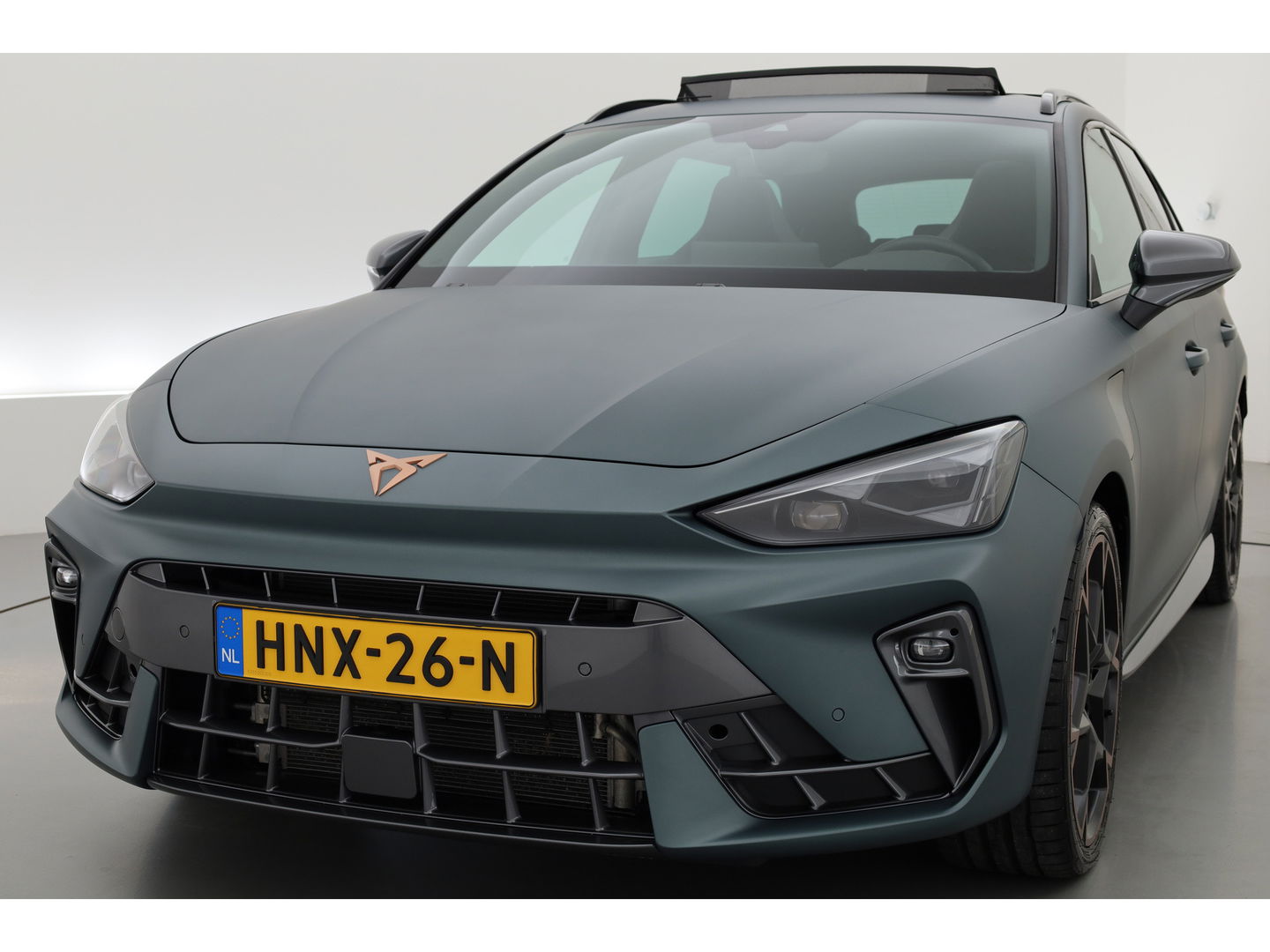 CUPRA Leon Sportstourer 1.5 TSI e-Hybrid VZ 272pk | MAT Grijs | Pano | Sennheiser | Adapt. Cruise | Matrix LED | Camera | Keyless |