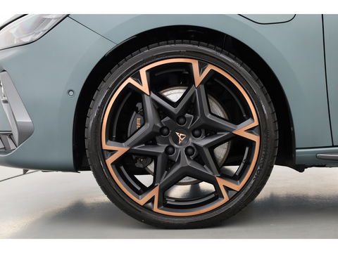 CUPRA Leon Sportstourer 1.5 TSI e-Hybrid VZ 272pk | MAT Grijs | Pano | Sennheiser | Adapt. Cruise | Matrix LED | Camera | Keyless |