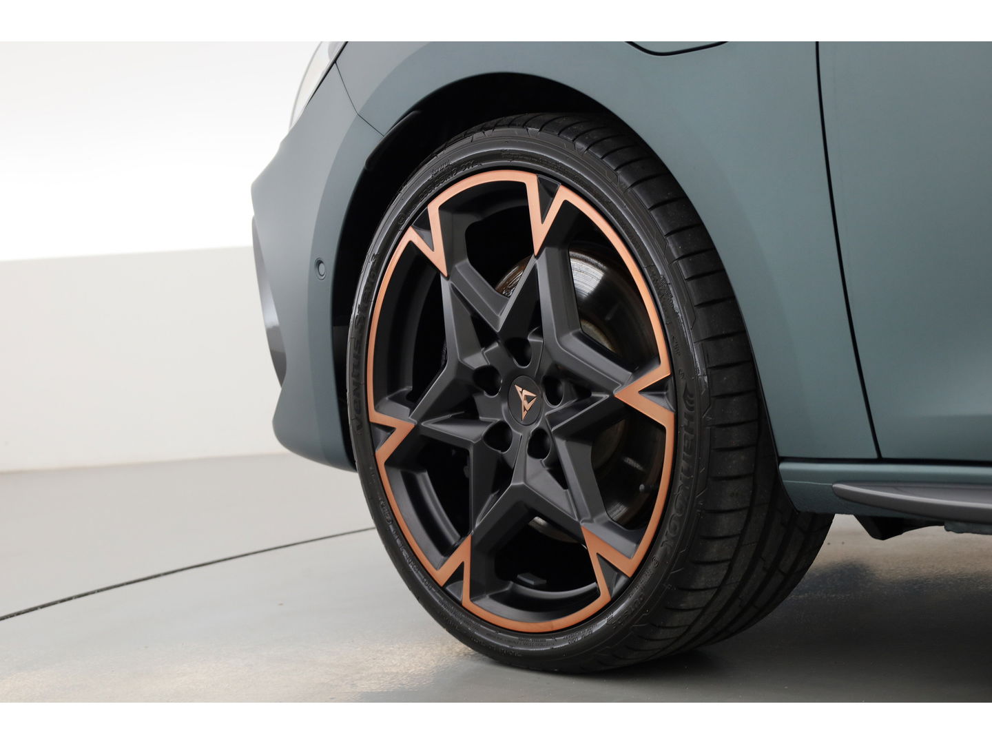 CUPRA Leon Sportstourer 1.5 TSI e-Hybrid VZ 272pk | MAT Grijs | Pano | Sennheiser | Adapt. Cruise | Matrix LED | Camera | Keyless |