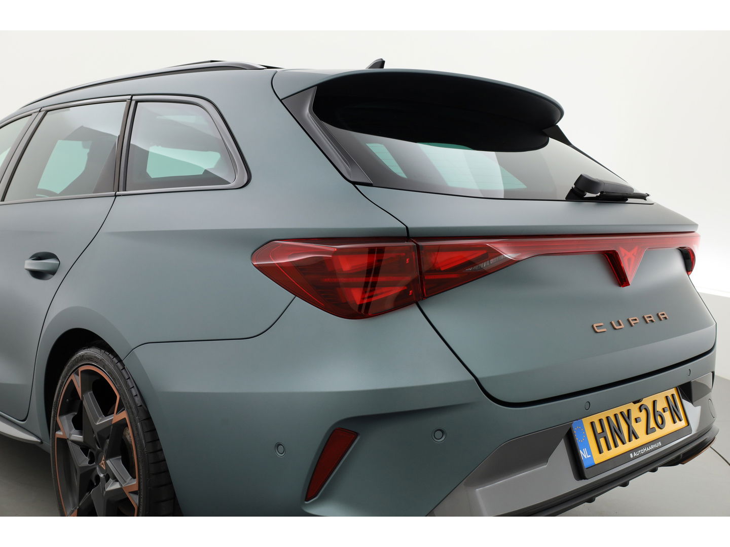 CUPRA Leon Sportstourer 1.5 TSI e-Hybrid VZ 272pk | MAT Grijs | Pano | Sennheiser | Adapt. Cruise | Matrix LED | Camera | Keyless |
