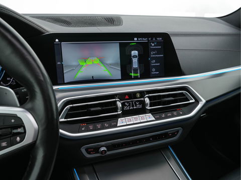 BMW X5 xDrive45e High Executive M-Sportpack (INCL.BTW) *PANO | HEAD-UP | LASER-LIGHT | ADAPTIVE-CRUISE | LEAHTER | HARMAN/KARDON | HEATED-SPORTSEATS | DIGI-COCKPIT | KEYLESS | DAB+ | MEMORY-PACK | CAMERA | NAVI-FULLMAP | 20''ALU | TOWB