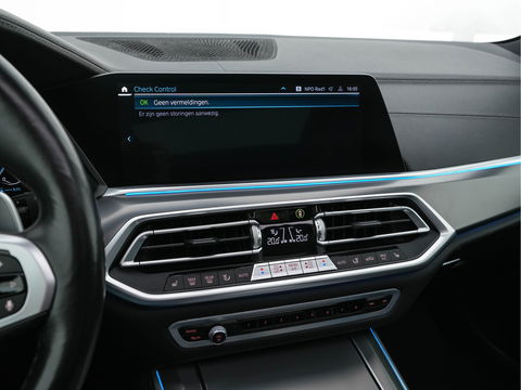 BMW X5 xDrive45e High Executive M-Sportpack (INCL.BTW) *PANO | HEAD-UP | LASER-LIGHT | ADAPTIVE-CRUISE | LEAHTER | HARMAN/KARDON | HEATED-SPORTSEATS | DIGI-COCKPIT | KEYLESS | DAB+ | MEMORY-PACK | CAMERA | NAVI-FULLMAP | 20''ALU | TOWB