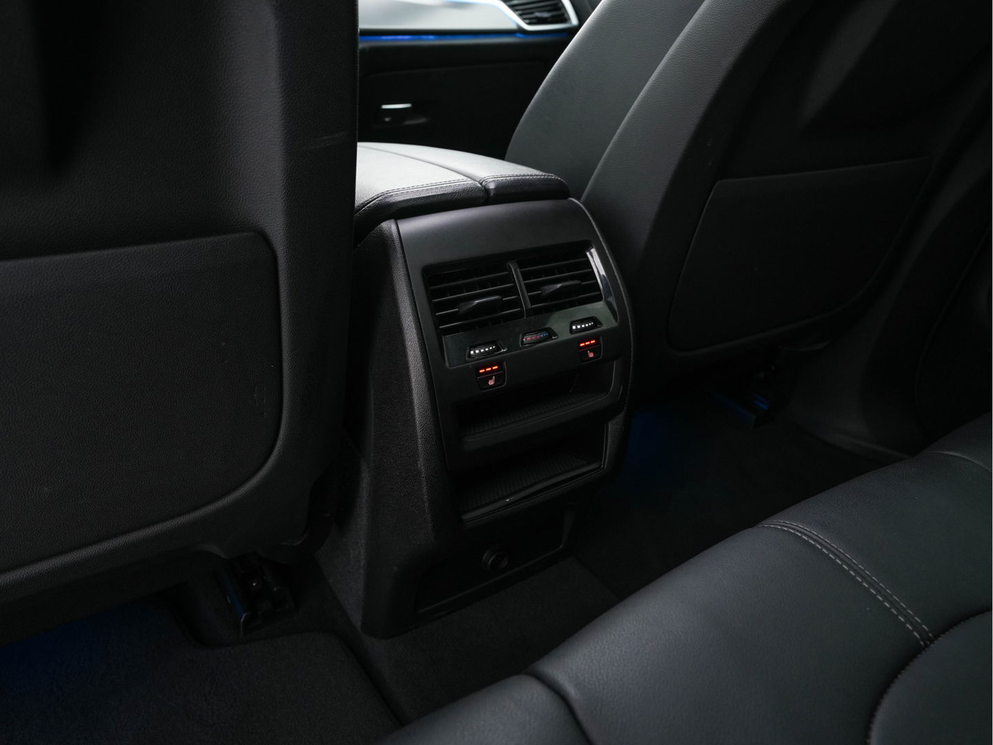 BMW X5 xDrive45e High Executive M-Sportpack (INCL.BTW) *PANO | HEAD-UP | LASER-LIGHT | ADAPTIVE-CRUISE | LEAHTER | HARMAN/KARDON | HEATED-SPORTSEATS | DIGI-COCKPIT | KEYLESS | DAB+ | MEMORY-PACK | CAMERA | NAVI-FULLMAP | 20''ALU | TOWB