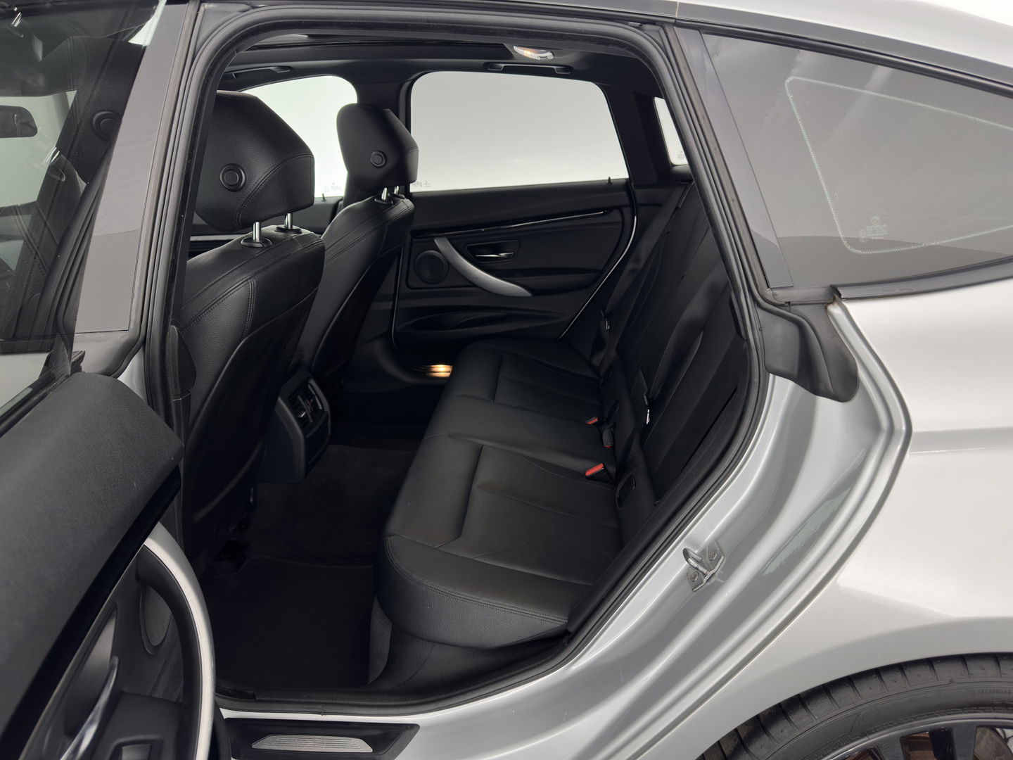 BMW 3-serie Gran Turismo 320i High Executive M-Sportpack Aut. *PANO | XENON | LUXURY-LEATHER | HEATED-SPORTSEATS | SHIFT-PADDLES | PRIVACY-GLASS | NAVI-FULLMAP | ECC | PDC | CRUISE | 19''ALU*