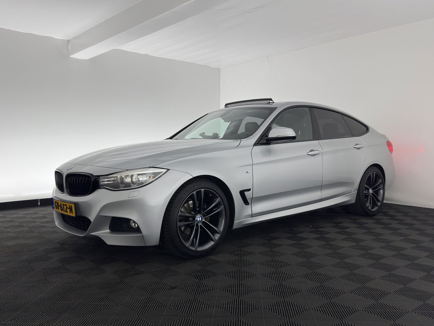 BMW 3-serie Gran Turismo 320i High Executive M-Sportpack Aut. *PANO | XENON | LUXURY-LEATHER | HEATED-SPORTSEATS | SHIFT-PADDLES | PRIVACY-GLASS | NAVI-FULLMAP | ECC | PDC | CRUISE | 19''ALU*