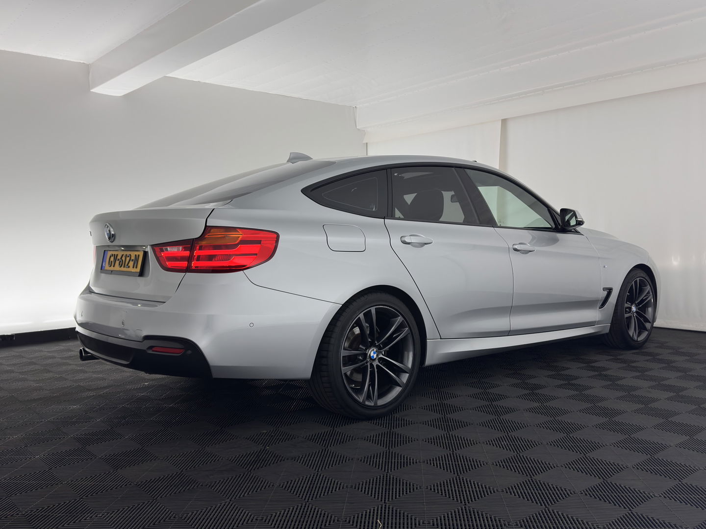 BMW 3-serie Gran Turismo 320i High Executive M-Sportpack Aut. *PANO | XENON | LUXURY-LEATHER | HEATED-SPORTSEATS | SHIFT-PADDLES | PRIVACY-GLASS | NAVI-FULLMAP | ECC | PDC | CRUISE | 19''ALU*