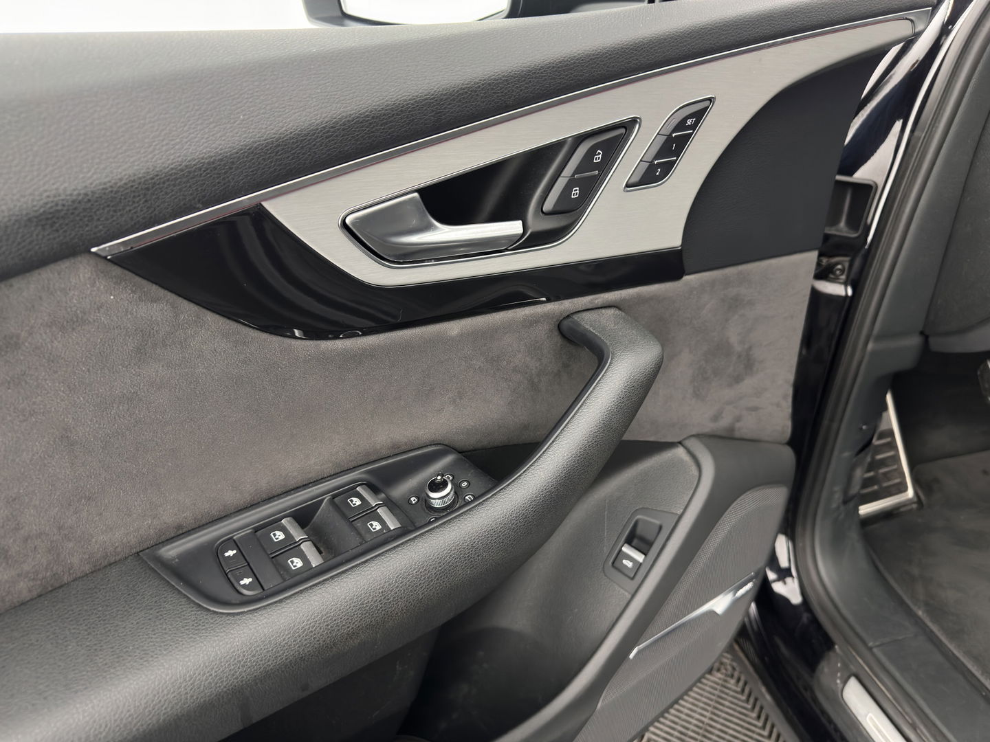 Audi SQ7 4.0 TDI quattro Pro Line + Aut. *PANO | LUXURY-LEATHER | MATRIX-LED | DIGI-COCKPIT | BOSE-SOUND | KEYLESS | CAMERA | MEMORY-PACK | HEATED-COMFORTSEATS | SHIFT-PADDLES | ECC | ADAPTIVE-CRUISE | BLIND-SPOT | 21''ALU*