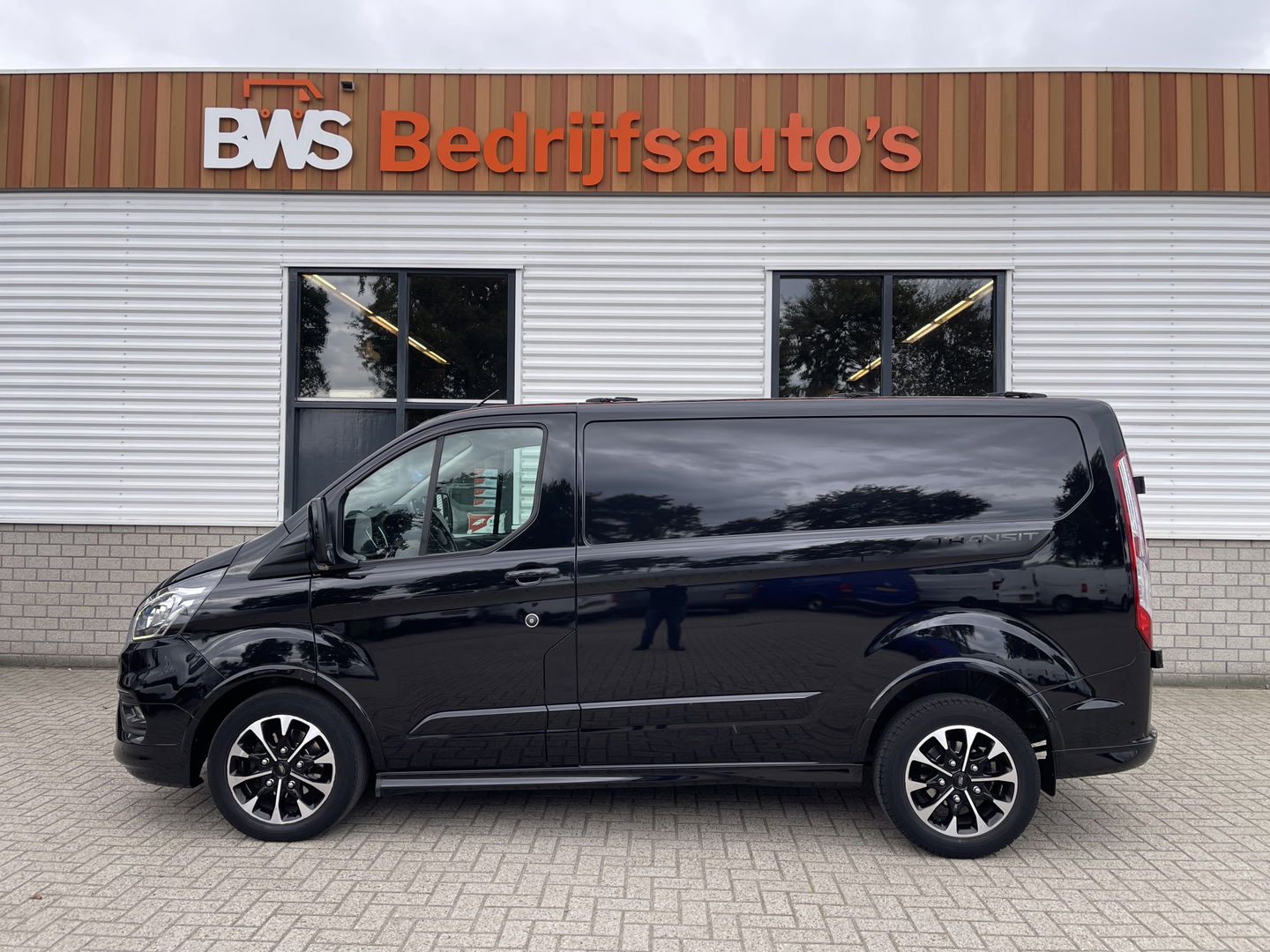Ford Transit Custom 320 2.0 TDCI 185pk automaat L1H1 Sport / vaste prijs rijklaar € 22.950 ex btw / lease vanaf € 375 / half leer / airco / cruise / navi / camera / stoelverwarming !