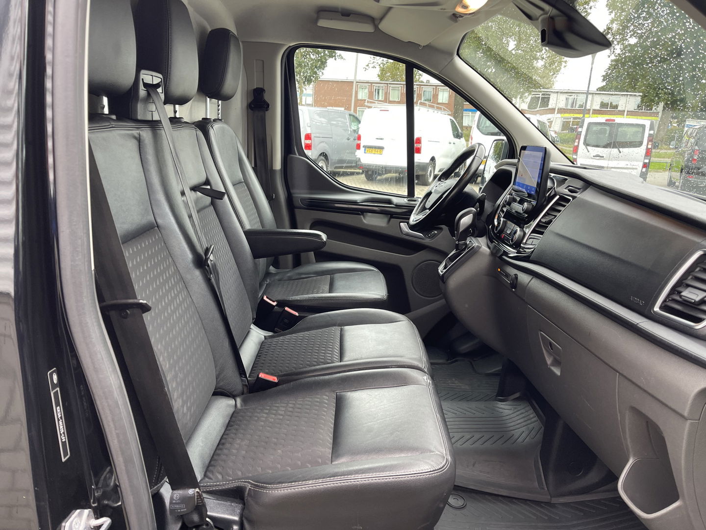 Ford Transit Custom 320 2.0 TDCI 185pk automaat L1H1 Sport / vaste prijs rijklaar € 22.950 ex btw / lease vanaf € 375 / half leer / airco / cruise / navi / camera / stoelverwarming !