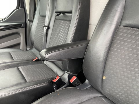 Ford Transit Custom 320 2.0 TDCI 185pk automaat L1H1 Sport / vaste prijs rijklaar € 22.950 ex btw / lease vanaf € 375 / half leer / airco / cruise / navi / camera / stoelverwarming !