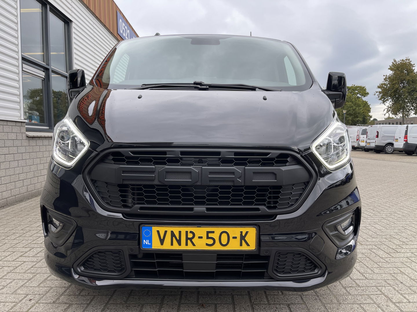 Ford Transit Custom 320 2.0 TDCI 185pk automaat L1H1 Sport / vaste prijs rijklaar € 22.950 ex btw / lease vanaf € 375 / half leer / airco / cruise / navi / camera / stoelverwarming !