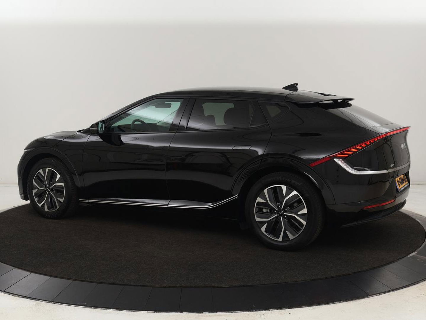 Kia Ev6 Plus 58 kWh | Stoelventilatie | Leder | Warmtepomp | Adaptive cruise | Carplay | Camera | Stoel & stuurverwarming | 19'' | Sfeerverlichting | Navigatie | Keyless