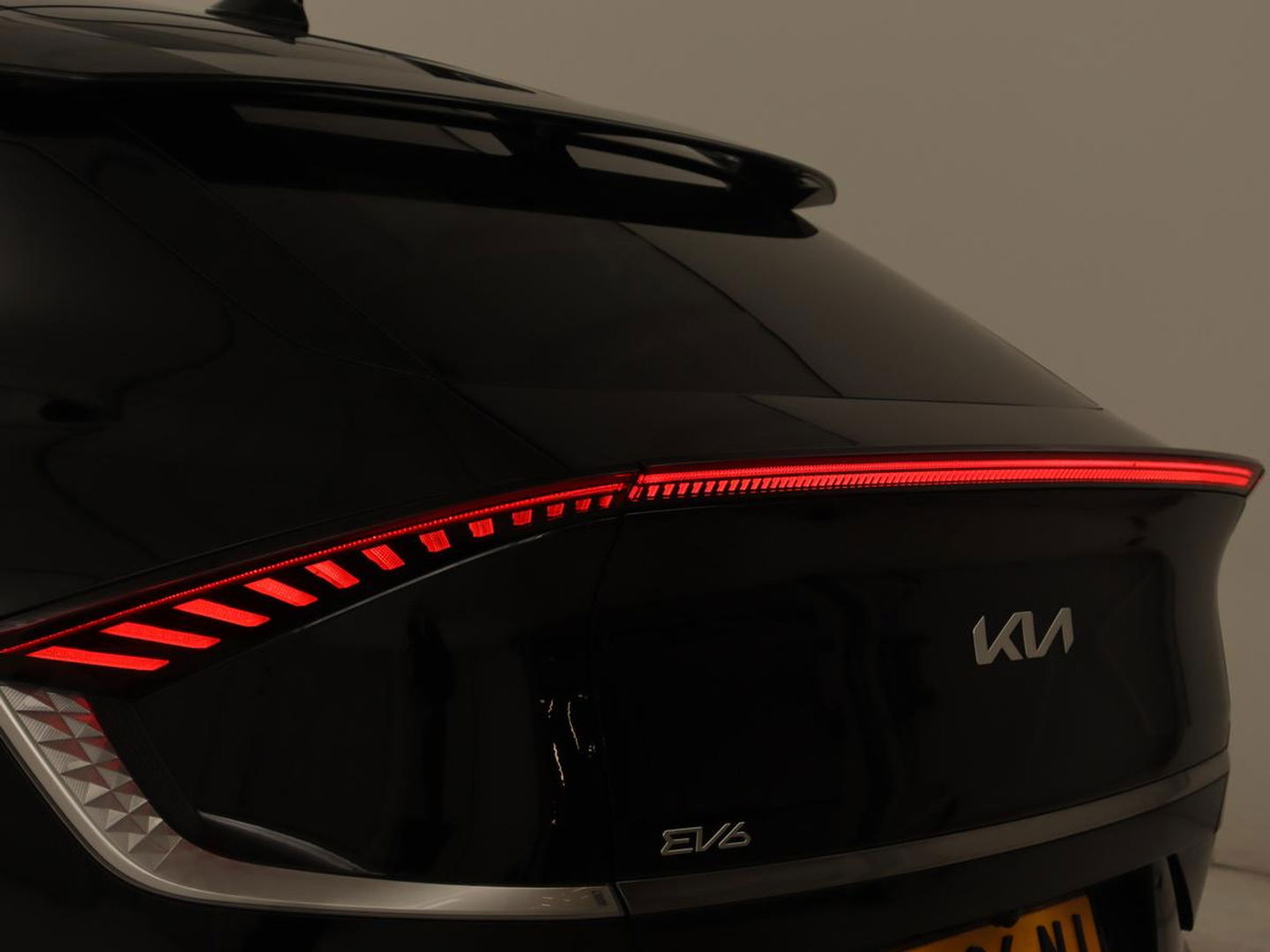 Kia Ev6 Plus 58 kWh | Stoelventilatie | Leder | Warmtepomp | Adaptive cruise | Carplay | Camera | Stoel & stuurverwarming | 19'' | Sfeerverlichting | Navigatie | Keyless