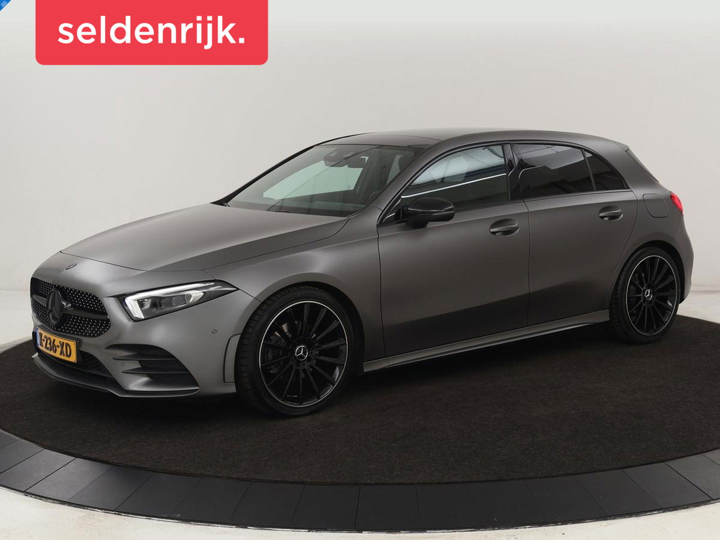 Mercedes-Benz A-Klasse 180 Business Solution AMG | Panoramadak | Stoelverwarming | Leder/Alcantara | Camera | Navigatie | Widescreen | Designo Mountaingrijs Magno