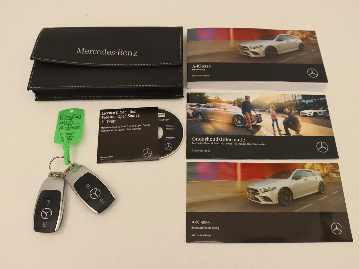 Mercedes-Benz A-Klasse 180 Business Solution AMG | Panoramadak | Stoelverwarming | Leder/Alcantara | Camera | Navigatie | Widescreen | Designo Mountaingrijs Magno