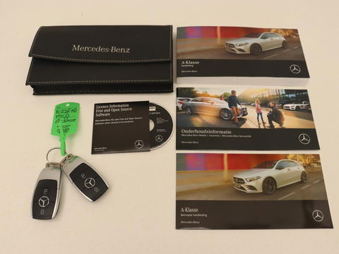 Mercedes-Benz A-Klasse 180 Business Solution AMG | Panoramadak | Stoelverwarming | Leder/Alcantara | Camera | Navigatie | Widescreen | Designo Mountaingrijs Magno