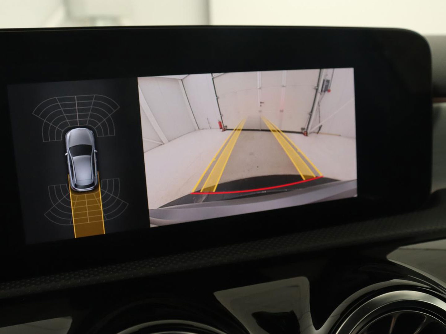 Mercedes-Benz A-Klasse 180 Business Solution AMG | Panoramadak | Stoelverwarming | Leder/Alcantara | Camera | Navigatie | Widescreen | Designo Mountaingrijs Magno