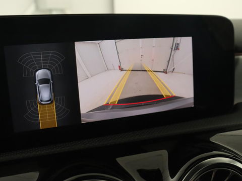 Mercedes-Benz A-Klasse 180 Business Solution AMG | Panoramadak | Stoelverwarming | Leder/Alcantara | Camera | Navigatie | Widescreen | Designo Mountaingrijs Magno