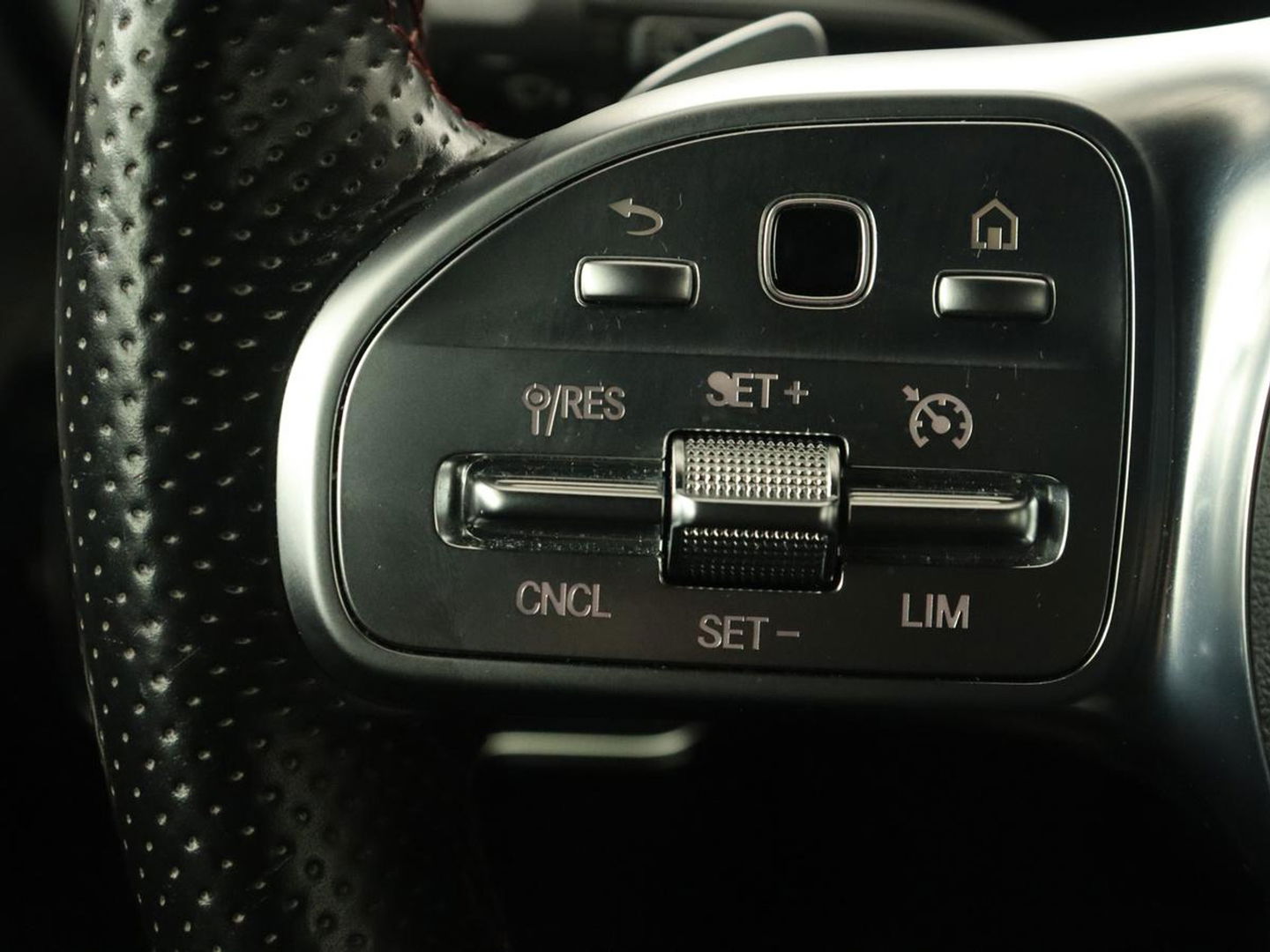 Mercedes-Benz A-Klasse 180 Business Solution AMG | Panoramadak | Stoelverwarming | Leder/Alcantara | Camera | Navigatie | Widescreen | Designo Mountaingrijs Magno