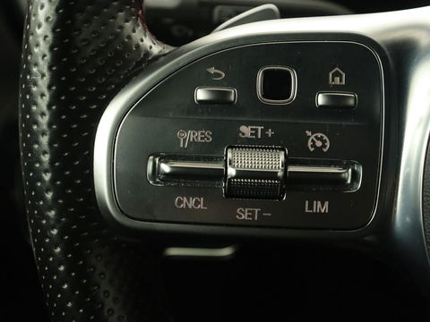 Mercedes-Benz A-Klasse 180 Business Solution AMG | Panoramadak | Stoelverwarming | Leder/Alcantara | Camera | Navigatie | Widescreen | Designo Mountaingrijs Magno