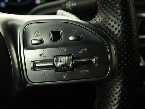 Mercedes-Benz A-Klasse 180 Business Solution AMG | Panoramadak | Stoelverwarming | Leder/Alcantara | Camera | Navigatie | Widescreen | Designo Mountaingrijs Magno