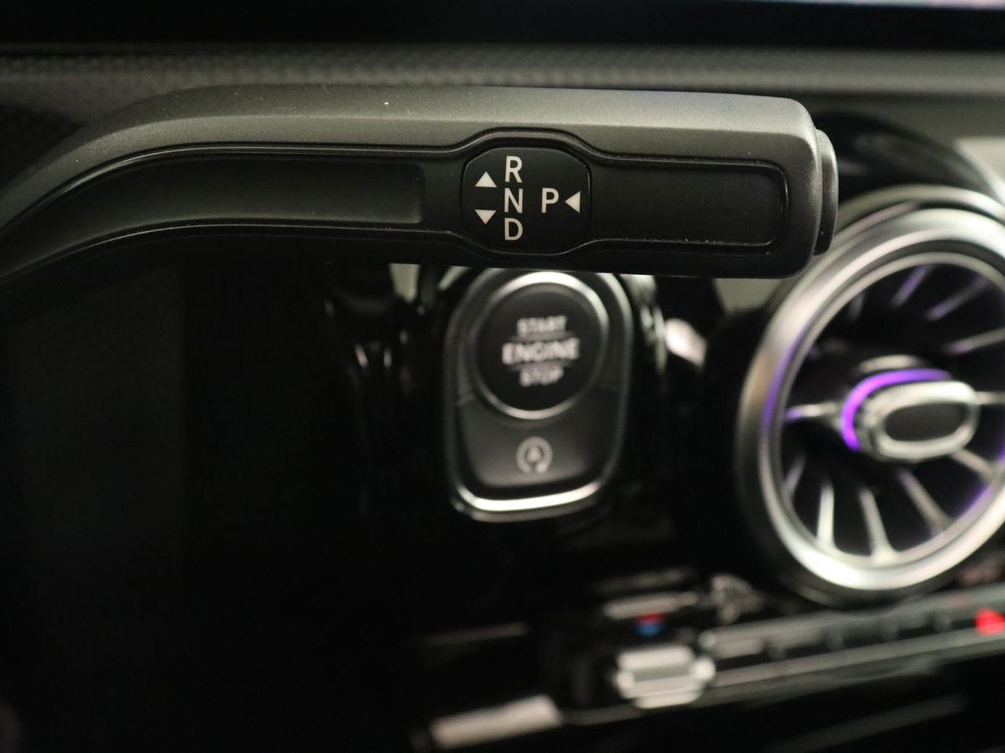 Mercedes-Benz A-Klasse 180 Business Solution AMG | Panoramadak | Stoelverwarming | Leder/Alcantara | Camera | Navigatie | Widescreen | Designo Mountaingrijs Magno