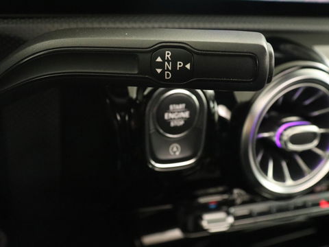 Mercedes-Benz A-Klasse 180 Business Solution AMG | Panoramadak | Stoelverwarming | Leder/Alcantara | Camera | Navigatie | Widescreen | Designo Mountaingrijs Magno