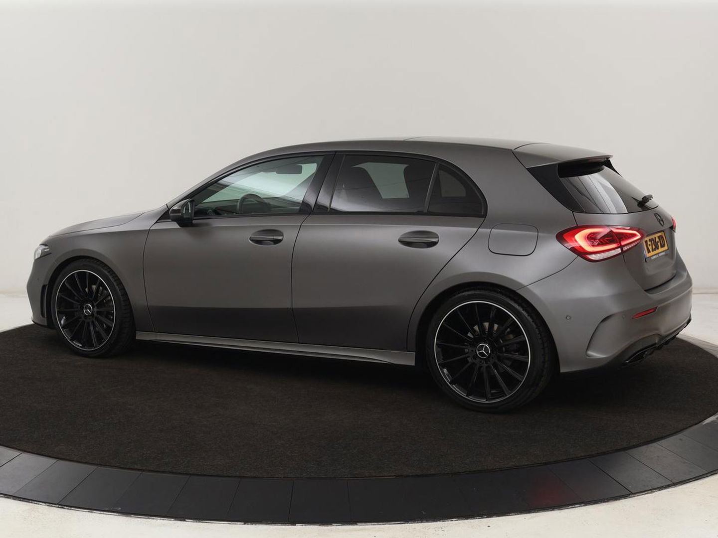 Mercedes-Benz A-Klasse 180 Business Solution AMG | Panoramadak | Stoelverwarming | Leder/Alcantara | Camera | Navigatie | Widescreen | Designo Mountaingrijs Magno