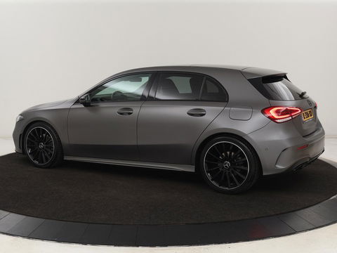 Mercedes-Benz A-Klasse 180 Business Solution AMG | Panoramadak | Stoelverwarming | Leder/Alcantara | Camera | Navigatie | Widescreen | Designo Mountaingrijs Magno