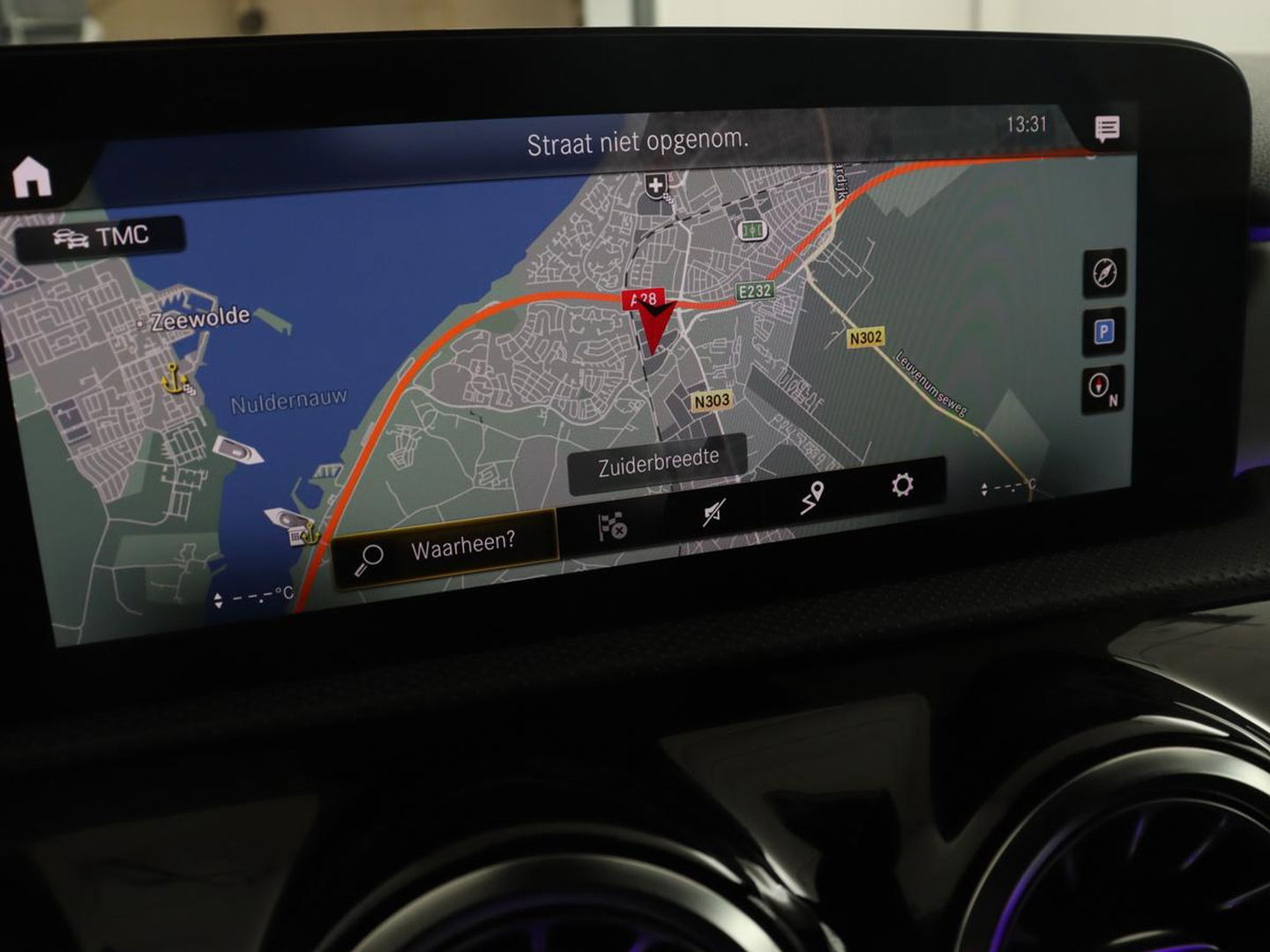 Mercedes-Benz A-Klasse 180 Business Solution AMG | Panoramadak | Stoelverwarming | Leder/Alcantara | Camera | Navigatie | Widescreen | Designo Mountaingrijs Magno