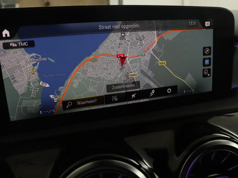 Mercedes-Benz A-Klasse 180 Business Solution AMG | Panoramadak | Stoelverwarming | Leder/Alcantara | Camera | Navigatie | Widescreen | Designo Mountaingrijs Magno