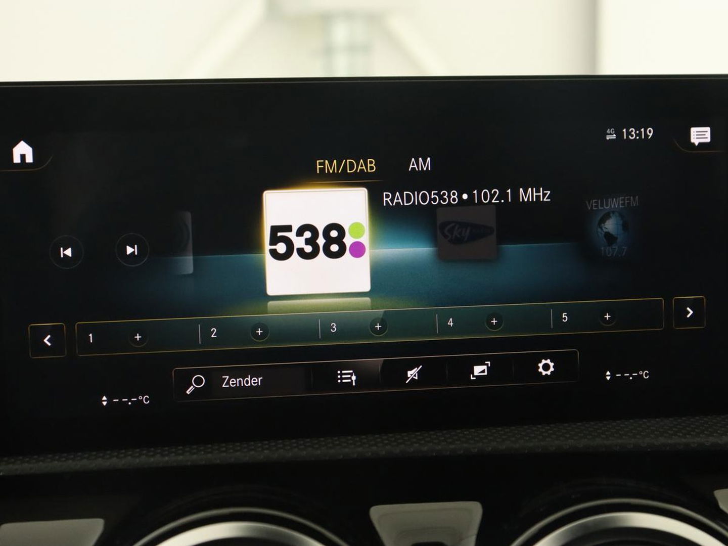 Mercedes-Benz A-Klasse 180 Business Solution AMG | Panoramadak | Stoelverwarming | Leder/Alcantara | Camera | Navigatie | Widescreen | Designo Mountaingrijs Magno