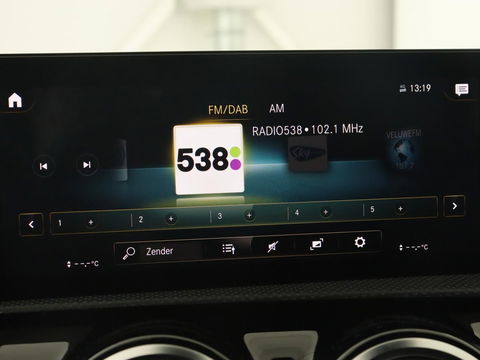 Mercedes-Benz A-Klasse 180 Business Solution AMG | Panoramadak | Stoelverwarming | Leder/Alcantara | Camera | Navigatie | Widescreen | Designo Mountaingrijs Magno