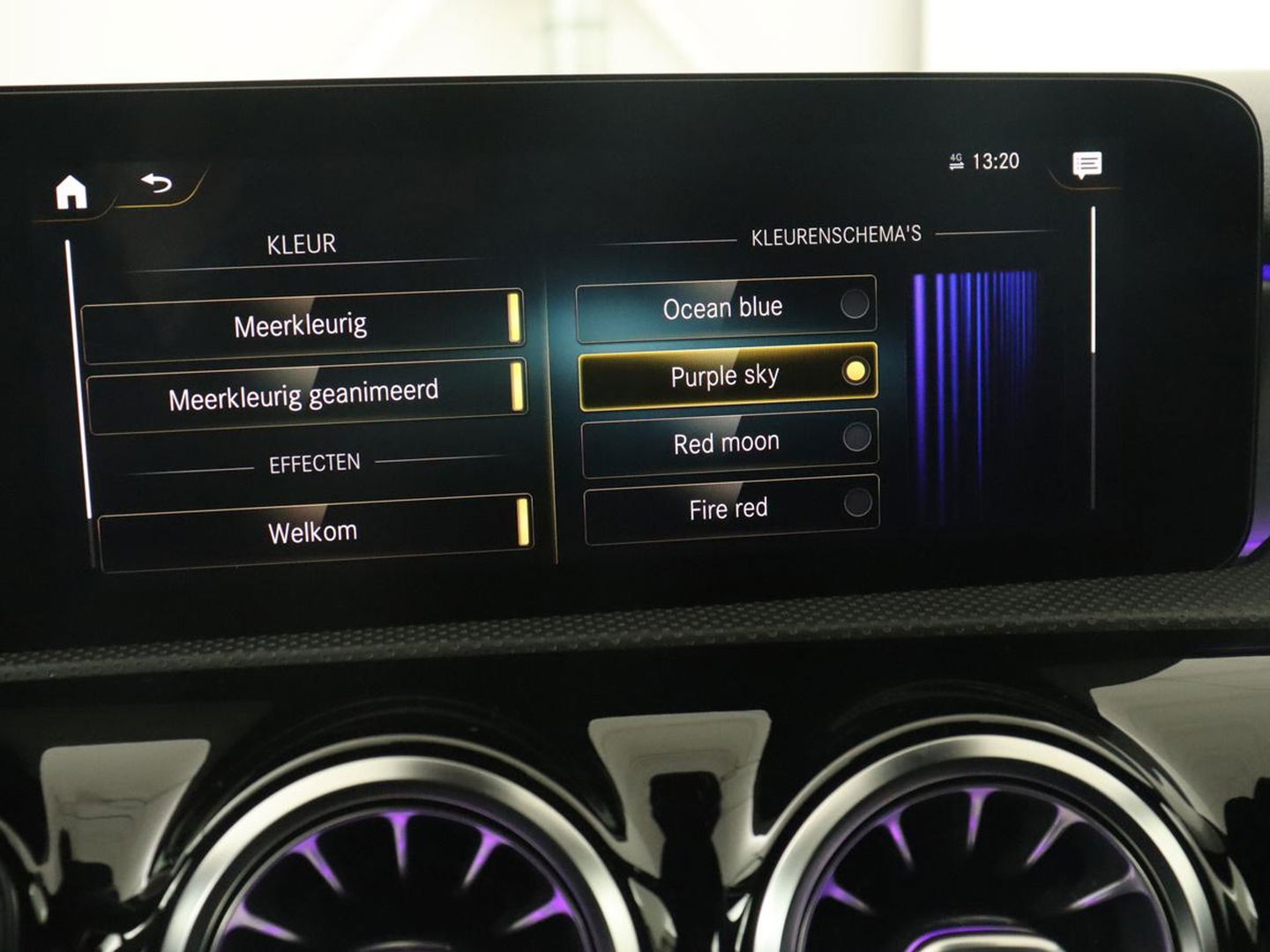 Mercedes-Benz A-Klasse 180 Business Solution AMG | Panoramadak | Stoelverwarming | Leder/Alcantara | Camera | Navigatie | Widescreen | Designo Mountaingrijs Magno