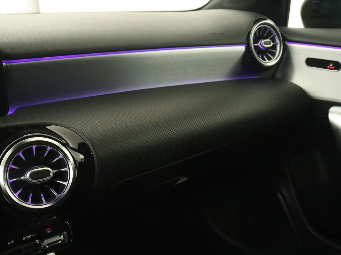 Mercedes-Benz A-Klasse 180 Business Solution AMG | Panoramadak | Stoelverwarming | Leder/Alcantara | Camera | Navigatie | Widescreen | Designo Mountaingrijs Magno