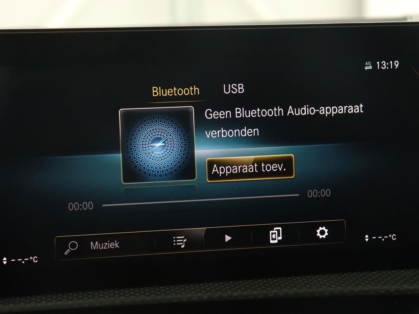 Mercedes-Benz A-Klasse 180 Business Solution AMG | Panoramadak | Stoelverwarming | Leder/Alcantara | Camera | Navigatie | Widescreen | Designo Mountaingrijs Magno