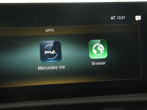 Mercedes-Benz A-Klasse 180 Business Solution AMG | Panoramadak | Stoelverwarming | Leder/Alcantara | Camera | Navigatie | Widescreen | Designo Mountaingrijs Magno