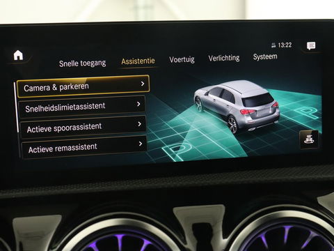 Mercedes-Benz A-Klasse 180 Business Solution AMG | Panoramadak | Stoelverwarming | Leder/Alcantara | Camera | Navigatie | Widescreen | Designo Mountaingrijs Magno