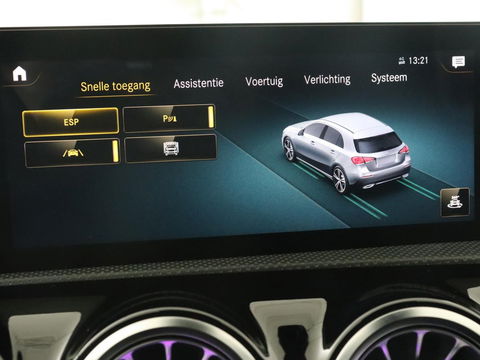 Mercedes-Benz A-Klasse 180 Business Solution AMG | Panoramadak | Stoelverwarming | Leder/Alcantara | Camera | Navigatie | Widescreen | Designo Mountaingrijs Magno