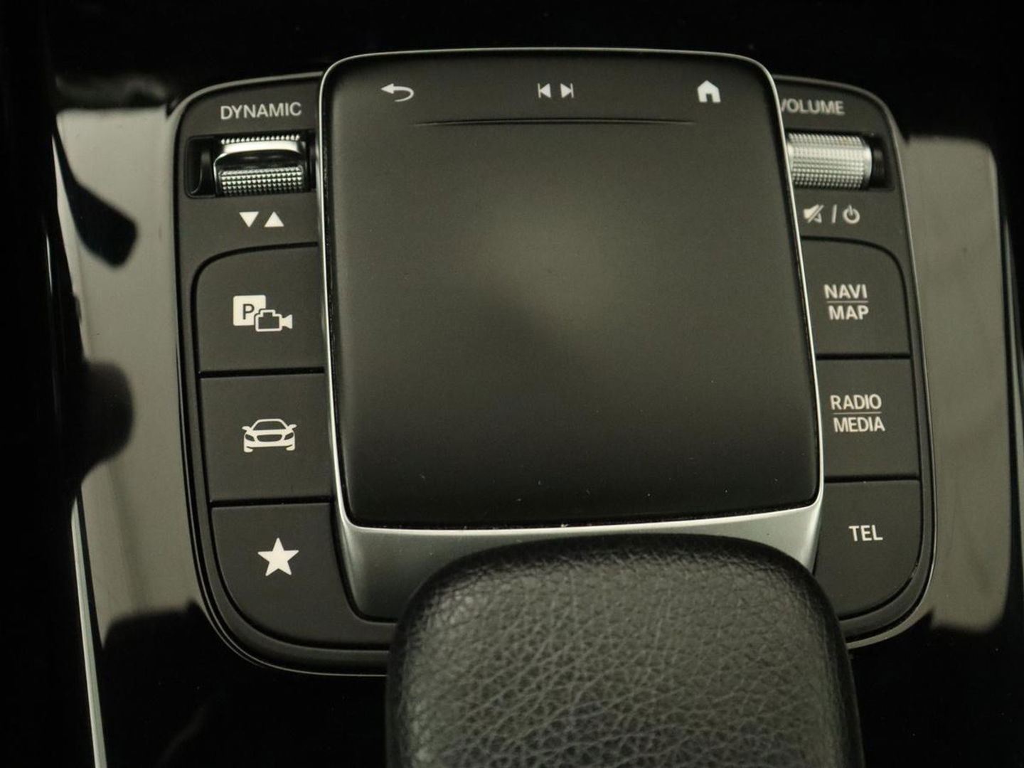 Mercedes-Benz A-Klasse 180 Business Solution AMG | Panoramadak | Stoelverwarming | Leder/Alcantara | Camera | Navigatie | Widescreen | Designo Mountaingrijs Magno