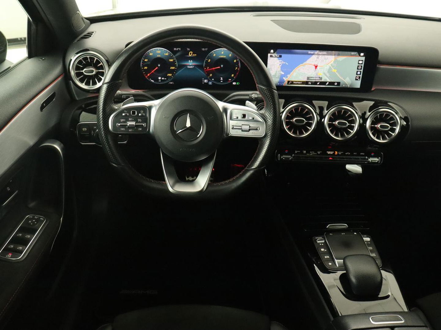 Mercedes-Benz A-Klasse 180 Business Solution AMG | Panoramadak | Stoelverwarming | Leder/Alcantara | Camera | Navigatie | Widescreen | Designo Mountaingrijs Magno