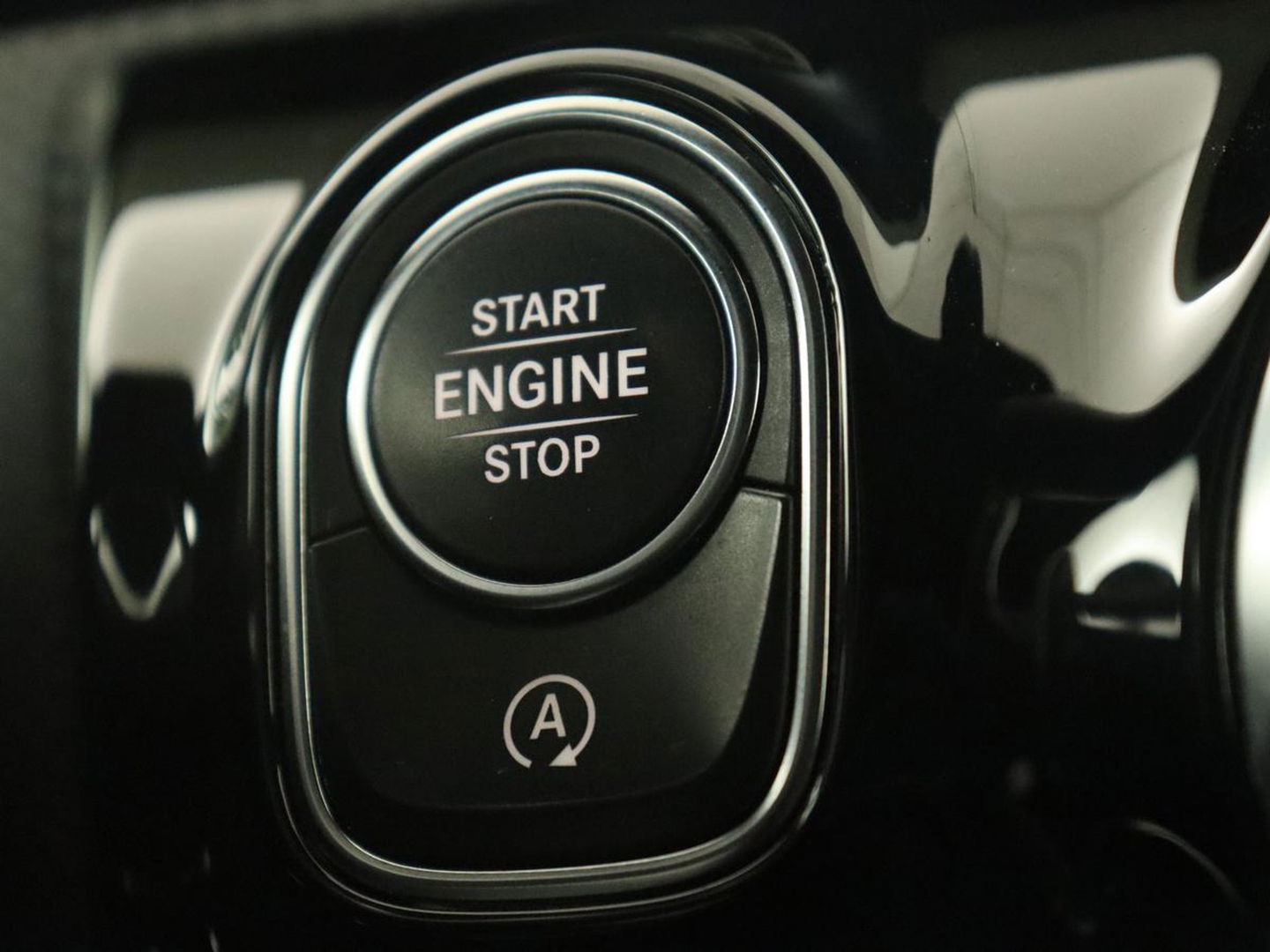 Mercedes-Benz A-Klasse 180 Business Solution AMG | Panoramadak | Stoelverwarming | Leder/Alcantara | Camera | Navigatie | Widescreen | Designo Mountaingrijs Magno