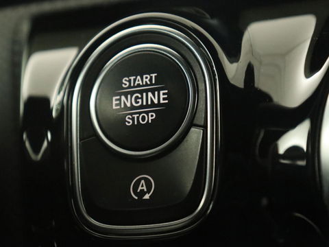 Mercedes-Benz A-Klasse 180 Business Solution AMG | Panoramadak | Stoelverwarming | Leder/Alcantara | Camera | Navigatie | Widescreen | Designo Mountaingrijs Magno